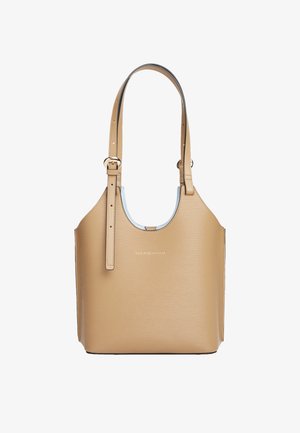 Sac à main en cuir beige avec bretelles d'épaule réglables et texture subtilement embossée, arborant un petit logo de marque centré.