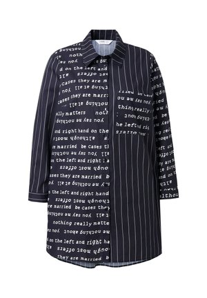 Maglietta a maniche lunghe blu navy con testo bianco misto e motivi a righe, chiusura frontale con bottoni e taschino sul lato destro.