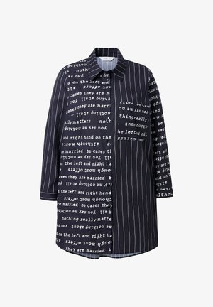 Donkerblauwe overhemd met lange mouwen, gemengde witte tekst en streepjespatronen, met knoopsluiting aan de voorkant en een borstzak aan de rechterkant.