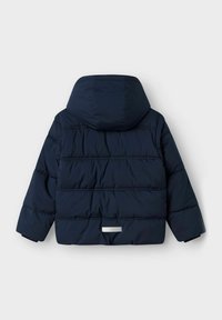Chaqueta acolchada de color azul marino con capucha, que presenta un diseño de acolchado horizontal, puños elásticos y un detalle reflectante en la parte trasera.