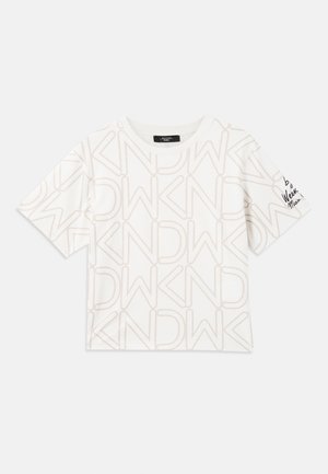 White short-sleeve t-shirt with a repeating beige "KNWN" pattern, featuring a round neckline and text detail on the left sleeve. Cotton material.