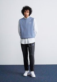 Nike Sportswear CLUB PANT - Teplákové kalhoty - anthracite