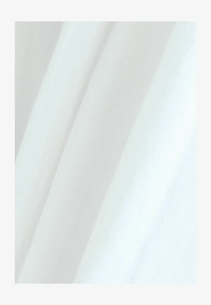 Biała tkanina o gładkiej, lekko teksturowanej powierzchni z subtelnymi wzorami splotu, układająca się w miękkie fałdy.