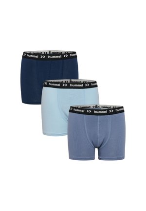 Tre par herre boxer briefs i mørkeblå, lyseblå og grå med sorte hummel-mærkede linninger.