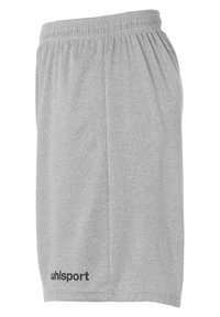 Grijze sportshorts gemaakt van een zachte, gestructureerde stof met een elastische tailleband en een zwart logo dat nabij de onderrand is gedrukt.