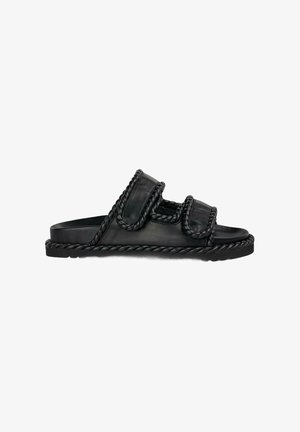 Zwarte leren slidesandalen met twee strap-sluitingen, voorzien van gedraaide touwdetails langs de randen en een gestructureerde voetbed.