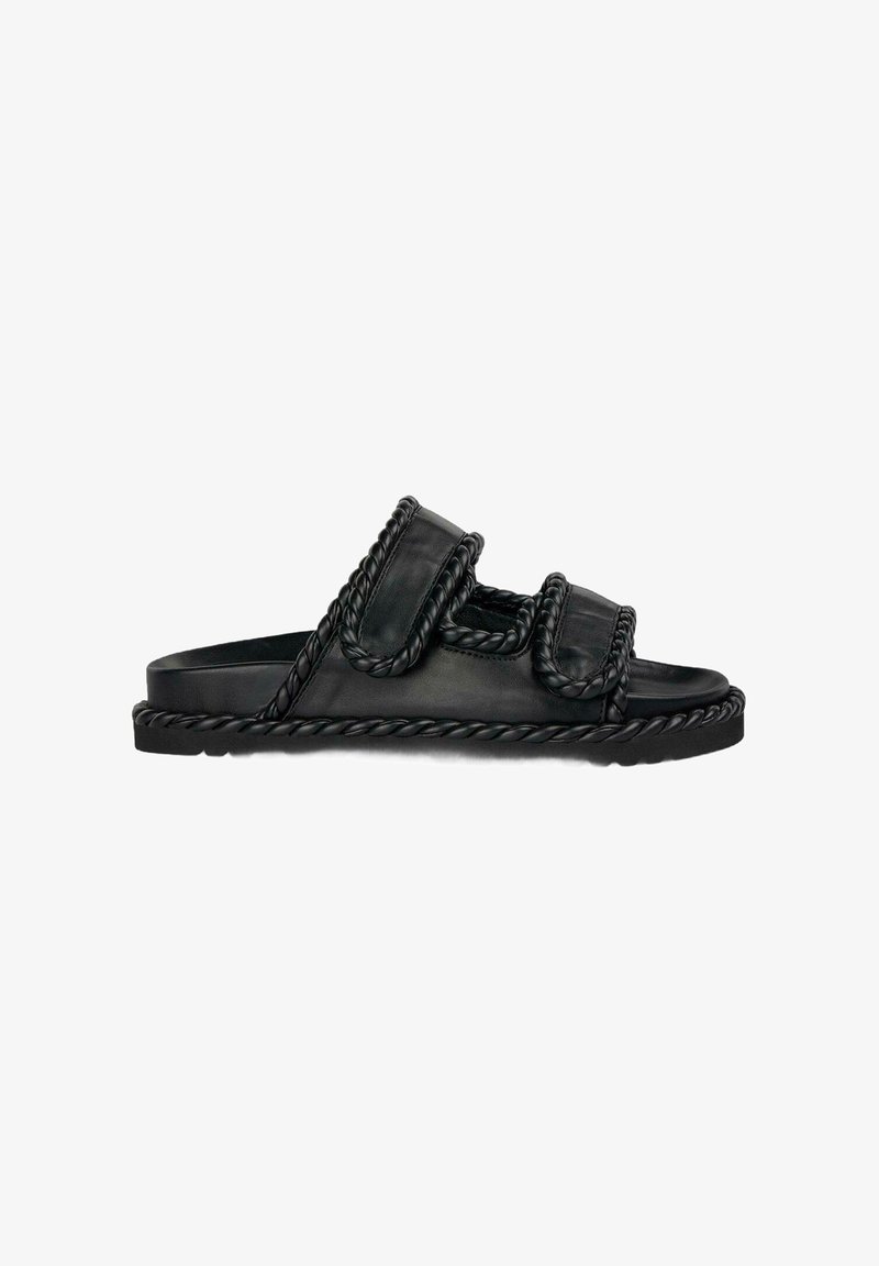 Sandalo in pelle nera con due chiusure a strappo, caratterizzato da dettagli in corda attorcigliata lungo i bordi e una soletta strutturata.