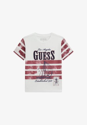 Biała bawełniana koszulka z czerwono-białymi paskowanymi rękawami. Posiada grafikę żaglówki, napis "Los Angeles Guess" oraz tekst "Established 1981".