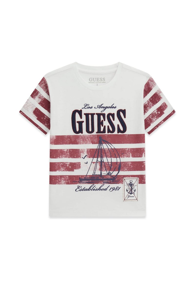 T-shirt bianca in cotone con maniche a righe rosse e bianche. Presenta una grafica di una barca a vela, "Los Angeles Guess," e il testo "Established 1981."