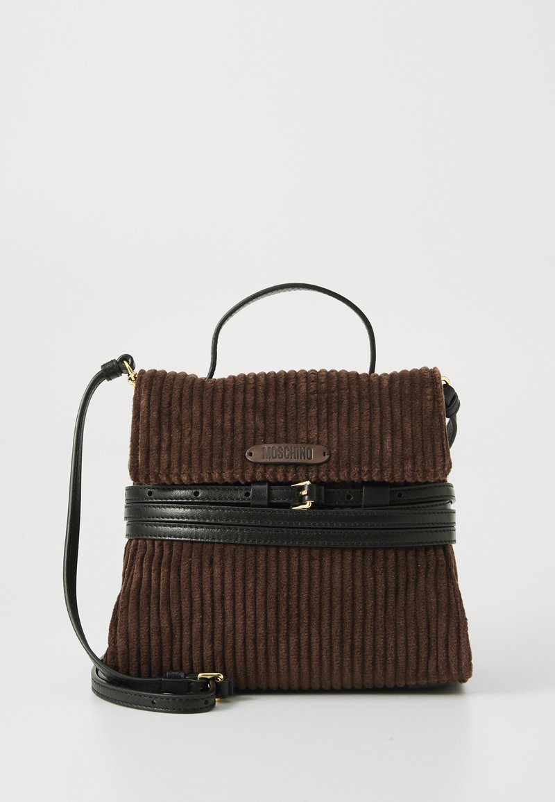 Brązowa torebka z żeberkowanego materiału z czarną skórzaną rączką, paskiem i detalami w postaci pasa, z małą plakietką Moschino na przedniej klapce.