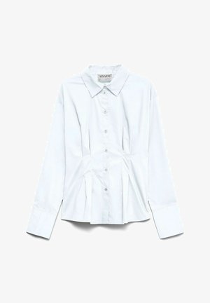 Bela srajca z dolgimi rokavi, z gumbi, s koničastim ovratnikom in nežnimi gubami okoli pasu, položena ravno na belem ozadju.