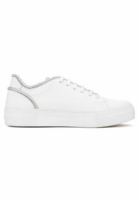 Weiße Leinensneaker mit einer strukturierten Sohle, runder Zehenpartie und silberfarbigen Akzenten entlang der oberen Kante. Mit traditioneller Schnürung.