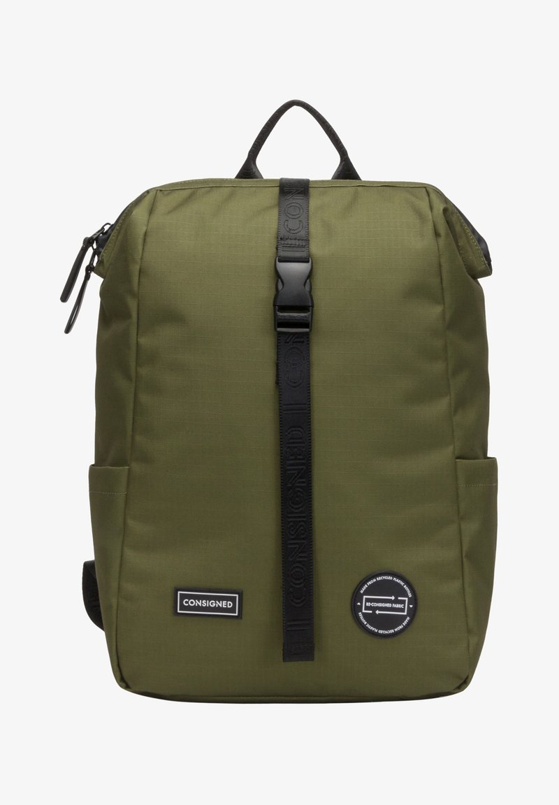 Zaino verde oliva con un design elegante e rettangolare, manico superiore, cintura nera e patch circolare del logo, realizzato con tessuto riciclato.