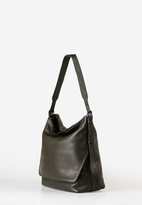 Borsa a spalla in pelle verde oliva con una finitura morbida e texture, tracolla regolabile e design morbido con parte superiore ripiegata.