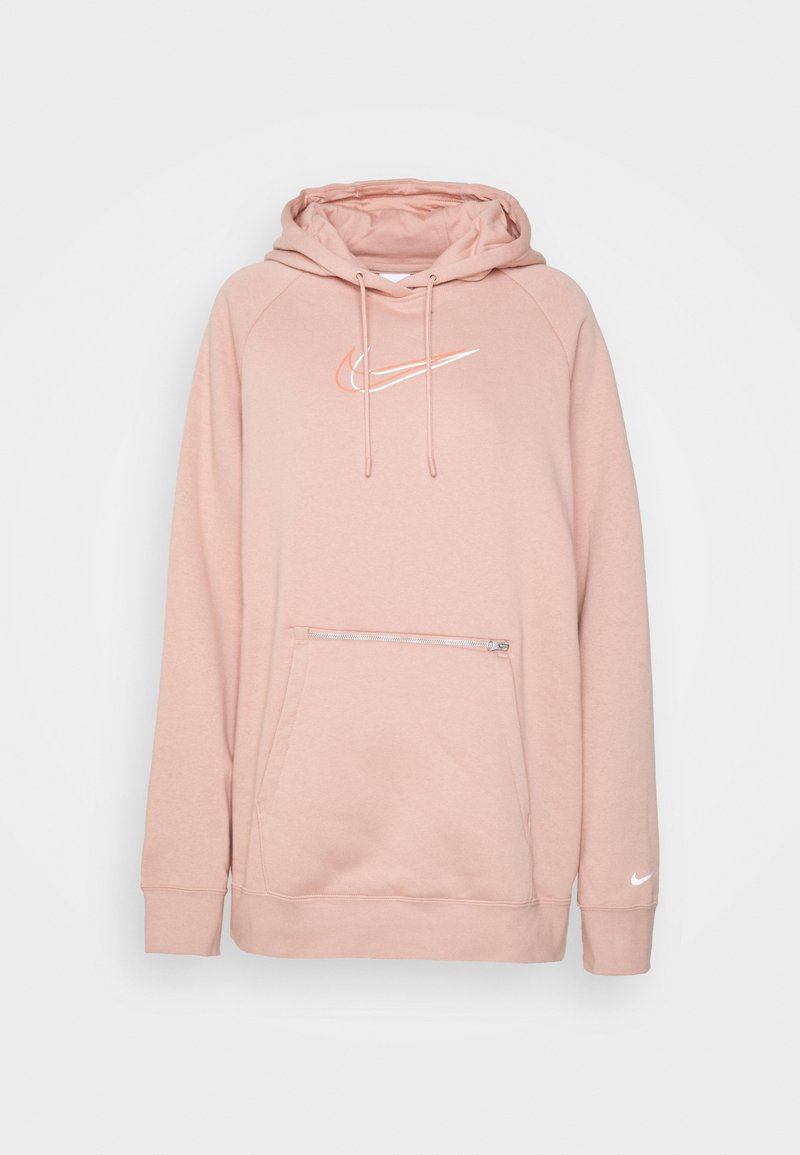 Ljusrosa hoodie i mjukt material, med en framfickan i kängurustil som har dragkedja, dragskodder och en vit Nike-logga på bröstet.