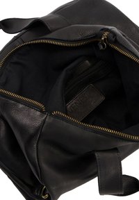 Schwarze Lederhandtasche mit strukturiertem Finish. Verfügt über einen goldenen Reißverschluss und ein schwarzes Stoffinnere, einschließlich eines Reißverschlussfachs und eines Logotags.