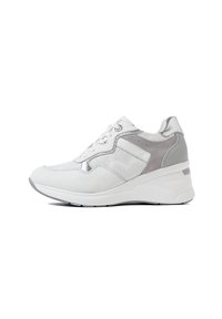 Scarpa da ginnastica bianca e argento con una combinazione di pelle liscia, mesh e texture in camoscio. Presenta una suola a cuneo e un design con lacci.