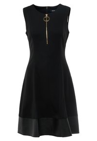 Robe noire sans manches avec une fermeture éclair ornée d'un accent en anneau doré et un ourlet en cuir en bas, créant une légère silhouette en A.