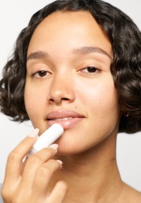 Coola MINERAL LIPLUX SPF 30 brązowy