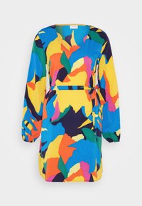 Robe colorée, dotée d'un décolleté en V et de manches longues. Fabriquée en tissu léger, avec un motif abstrait dans des tons de jaune, bleu, vert, rose et marine.