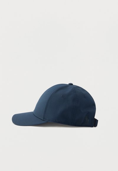 Boné de beisebol azul-marinho feito de tecido, com viseira curva, tira ajustável e um logótipo discreto na lateral.