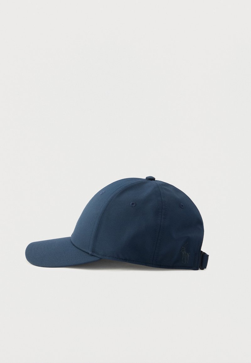 Marineblaue Baseballmütze aus Stoff mit gebogenem Schirm, verstellbarem Riemen und einem dezenten Logo-Akzent an der Seite.