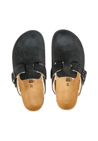 Sabots en daim noir à enfiler avec deux sangles ajustables, semelle intérieure rembourrée beige et bout arrondi lisse. Doublure intérieure visible. Taille 37.