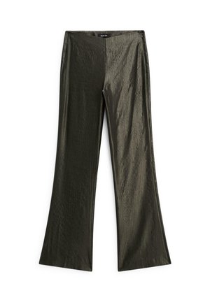 Pantalons évasés vert foncé en tissu brillant, avec une texture lisse et une fermeture éclair à l'arrière.