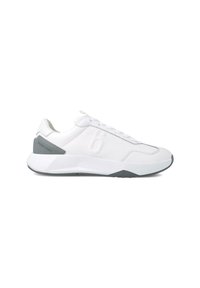 Zapatillas deportivas blancas con parte superior de cuero suave, acentos texturizados y una tapa de talón gris sólido. Presentan cordones redondos y una suela acolchada.