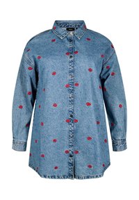 Heledsinine denimsärg pikkade varrukatega, millel on punased tikitud huuled, nööbistatud eesmine osa ja klassikaline krae.
