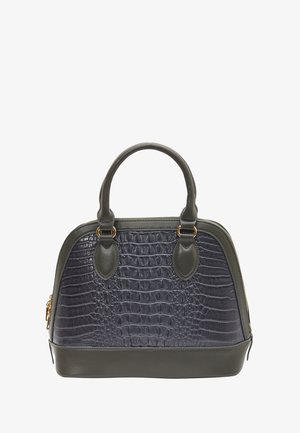 Sac en cuir bleu marine à texture crocodile avec des accents vert foncé. Possède une fermeture éclair et des poignées doubles avec des détails en métal doré.