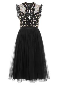 Vestido negro con bordados florales, escote rizado y detalles de encaje transparente. Presenta un corsé ajustado y una falda de tul fluida.