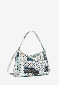 Mehrfarbige Handtasche mit gewobenem Äußeren, das ein Gitterdesign, grafische Drucke, silberne Beschläge und einen Schulterriemen aufweist.