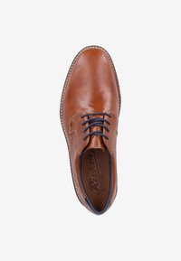 Scarpa in pelle marrone con finitura liscia, punta rotonda, lacci blu a contrasto e suola cucita. L'interno presenta una soletta con marchio.