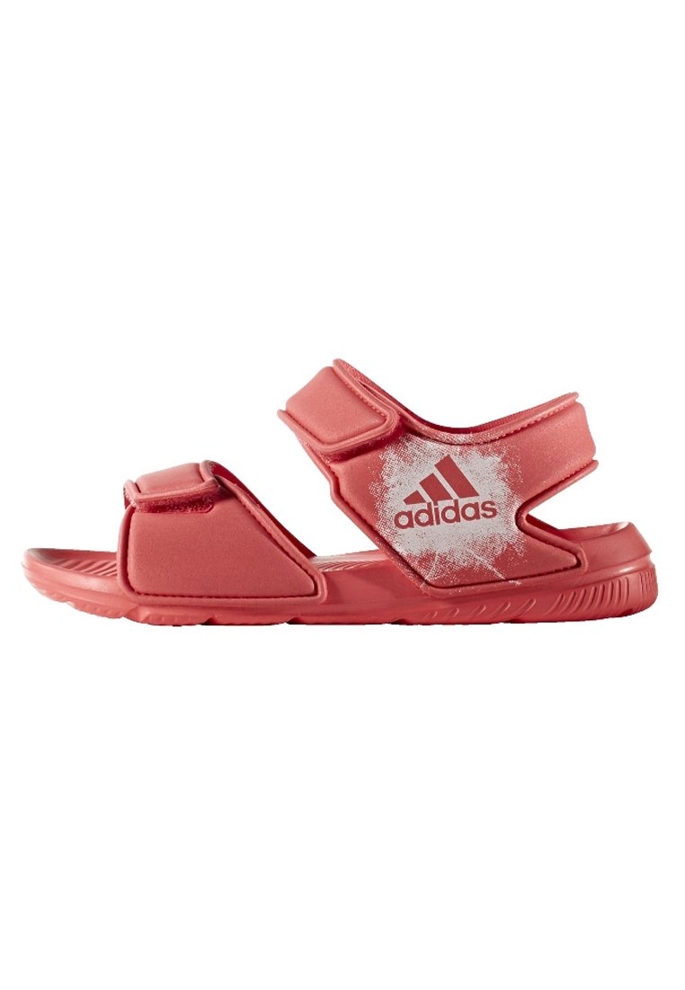 Sandalias rojas de Adidas con correas ajustables de gancho y bucle, parte superior acolchada, suela texturizada y un acento de logo blanco en el lado.