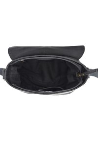 Borsa nera in tela con chiusura a cerniera, con interno in tessuto scuro. La borsa ha un colletto ripiegabile e una tracolla regolabile.