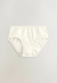 Hvide bomuldsdamerunderbukser med blonderkant og en lille sløjfe i midten af taljebåndet på en lys baggrund.