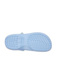 Soletta di Crocs di colore azzurro chiaro con motivo di trama testurizzata. Sono visibili marchi e indicazioni di taglia incavati. Bordi leggermente curvi. Materiale resistente.