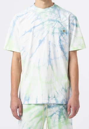 Osoba nosząca koszulkę z krótkim rękawem typu tie-dye oraz pasujące krótkie spodenki w kolorach białym, niebieskim i zielonym, z kieszenią na piersi i oznaczeniem marki.