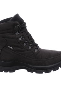 Scarponcino da trekking in suede nero con collo imbottito, chiusura con lacci, suola in gomma e un distintivo dettaglio laterale con logo. Presenta una superficie texturizzata.