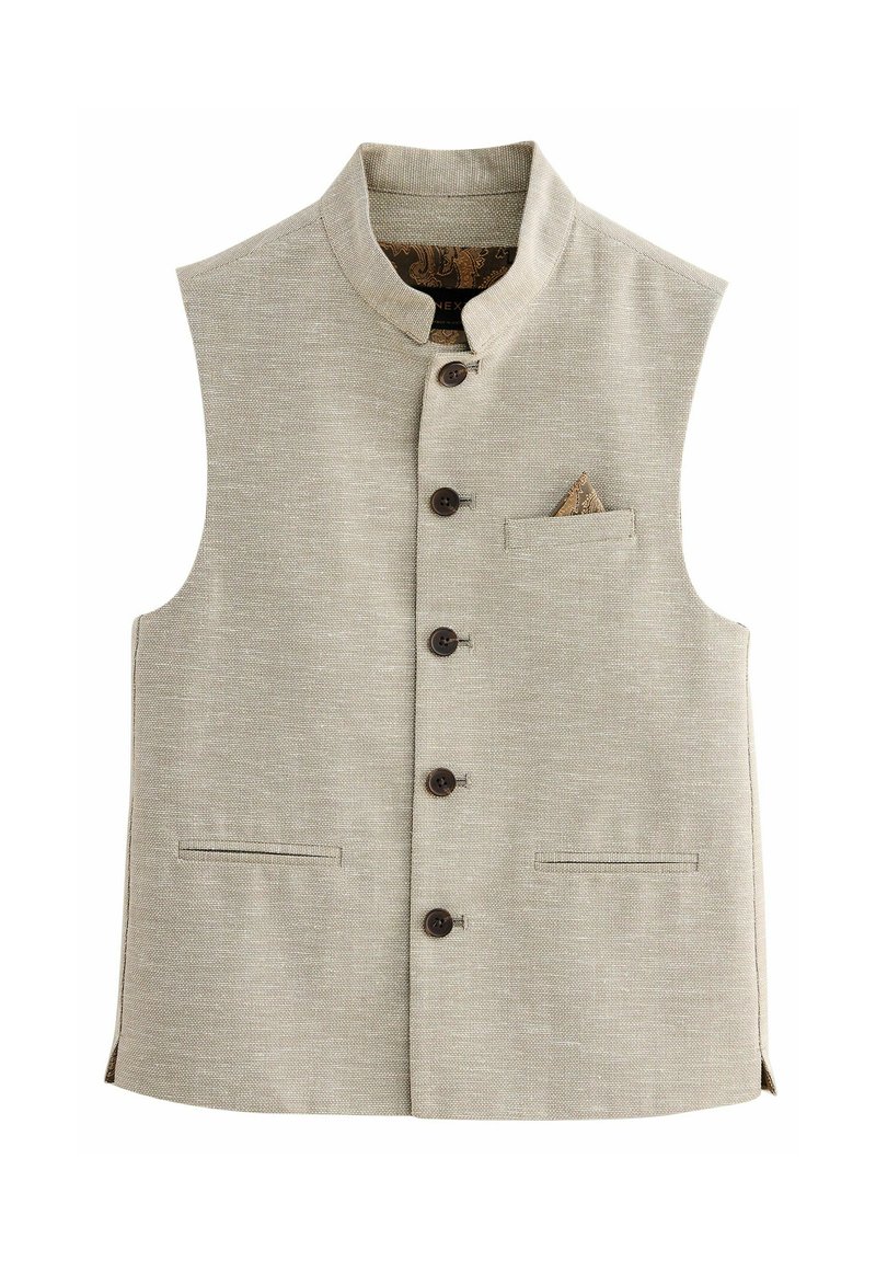 Gilet beige sans manche avec un col mandarin, cinq boutons marron, deux poches avant et un détail de pochette à motif. Tissu texturé.