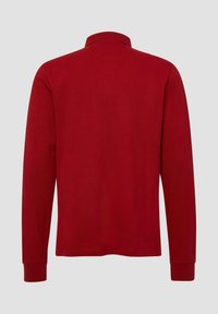 Rode poloshirt met lange mouwen en hoge kraag, gemaakt van soepele katoen. Heeft ribgebreide manchetten en een schoon, minimalistisch ontwerp.