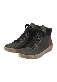 Baskets montantes en cuir vert olive, avec des lacets noirs, des accents en cuir marron et une semelle en caoutchouc texturée avec des stries.