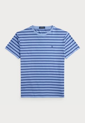 Tricou din bumbac cu mânecă scurtă, având o bază de culoare albastru deschis și dungi orizontale de culoare albastru închis, plus un mic logo pe partea stângă a pieptului. Design cu gât rotund.