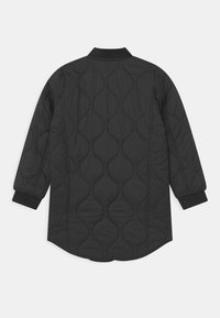 Chaqueta negra acolchada con un patrón texturizado, con cuello, mangas largas y puños acanalados. La parte trasera es ligeramente más larga.