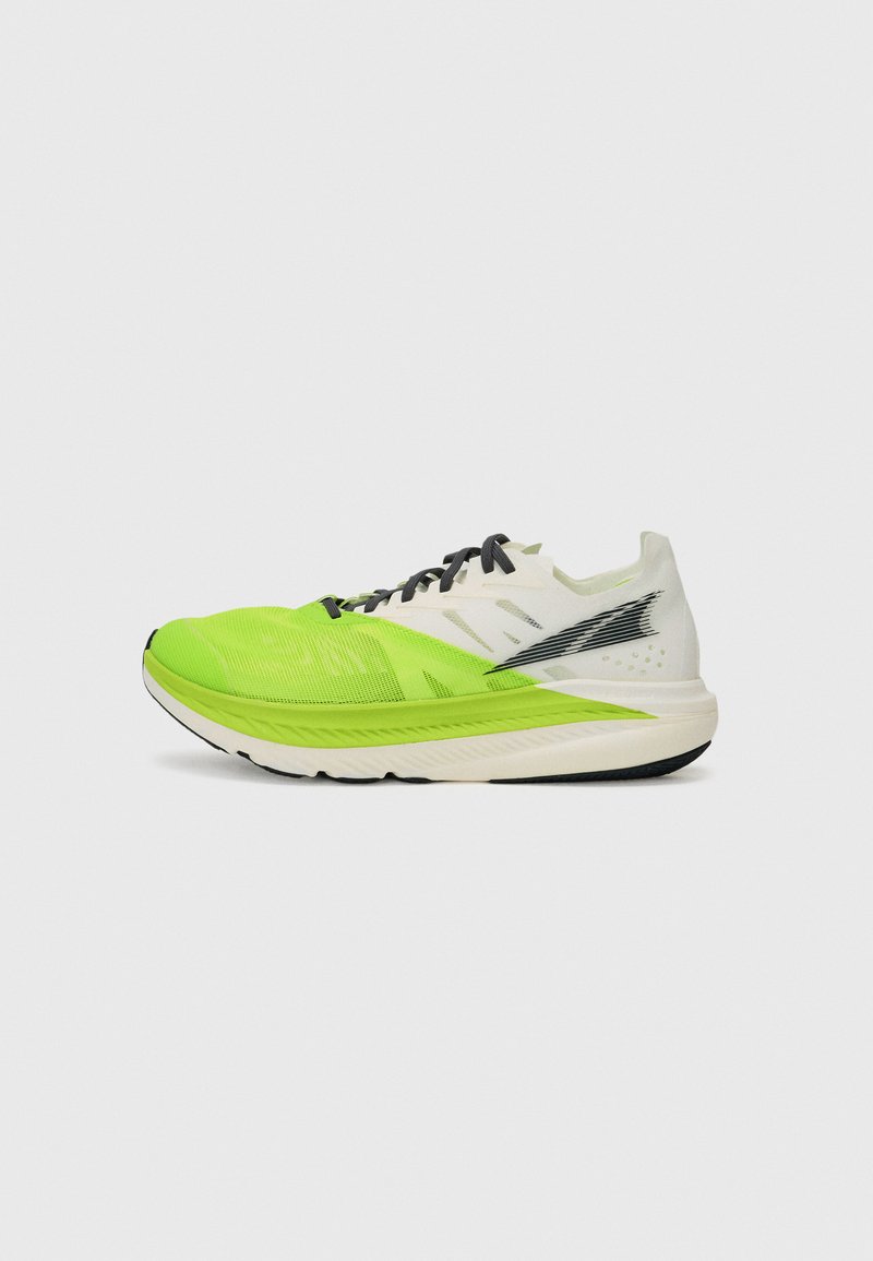 Chaussure de sport néon verte avec un dessus en maille respirante, un arrière blanc et une semelle extérieure noire, dotée de lacets sombres et de subtils accents de design.