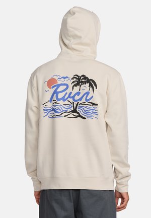 Crèmekleurige hoodie met een grafisch ontwerp van een zonsondergang, palmboom en golven in blauw en zwart op de achterkant. Zachte, gestructureerde stof.