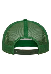 Zöld hálós trucker sapka szilárd anyagú elülső résszel és állítható snapback zárással. Gömbölyített karimával és szellőző kialakítással rendelkezik.