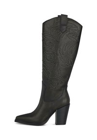 Botas de cuero negro hasta la rodilla con punta en forma de pico y tacón cuadrado. Decoradas con patrones florales en relieve y tachuelas metálicas a lo largo del eje.