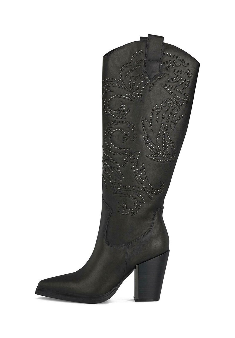Botas de cuero negro hasta la rodilla con punta en forma de pico y tacón cuadrado. Decoradas con patrones florales en relieve y tachuelas metálicas a lo largo del eje.